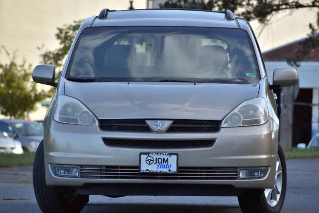 2005 Toyota Sienna XLE photo 1