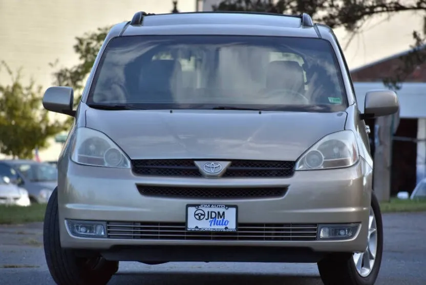 2005 Toyota Sienna XLE photo 1