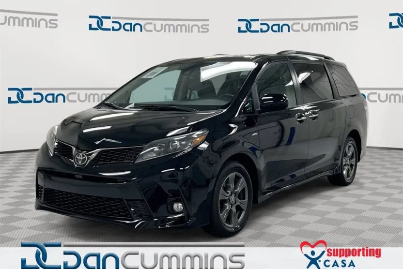 2020 Toyota Sienna SE photo 1