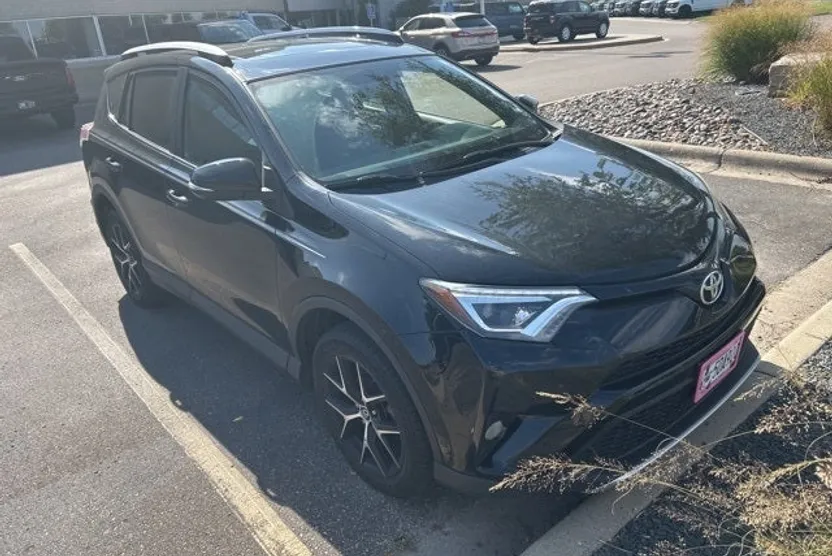 2016 Toyota RAV4 SE photo 1