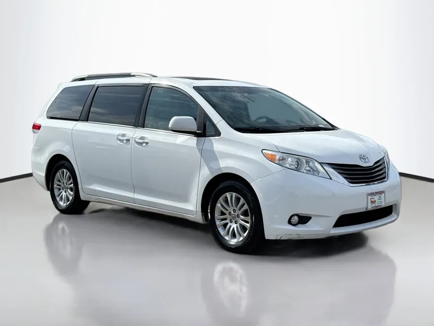 2011 Toyota Sienna XLE photo 1