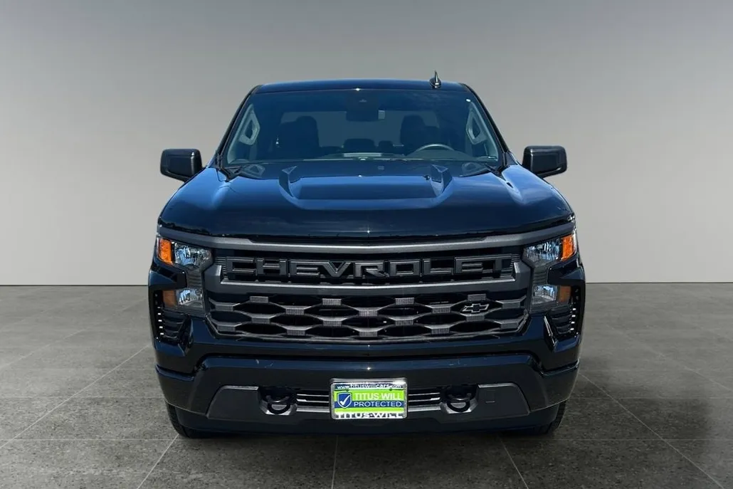 2025 Chevrolet Silverado 1500 Custom photo 1