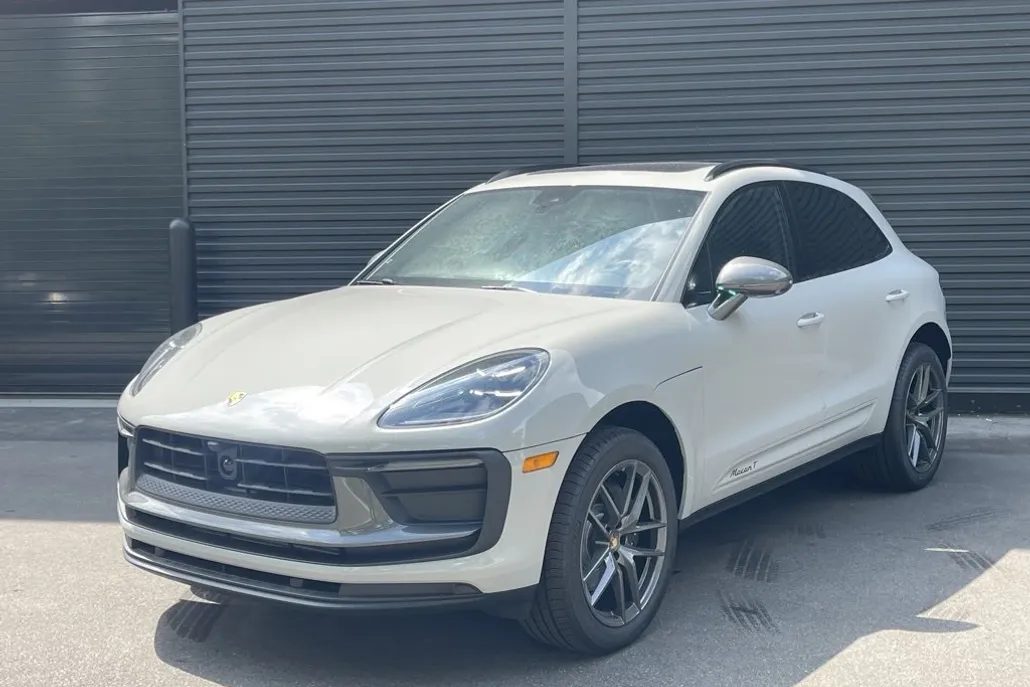 2025 Porsche Macan T photo 1