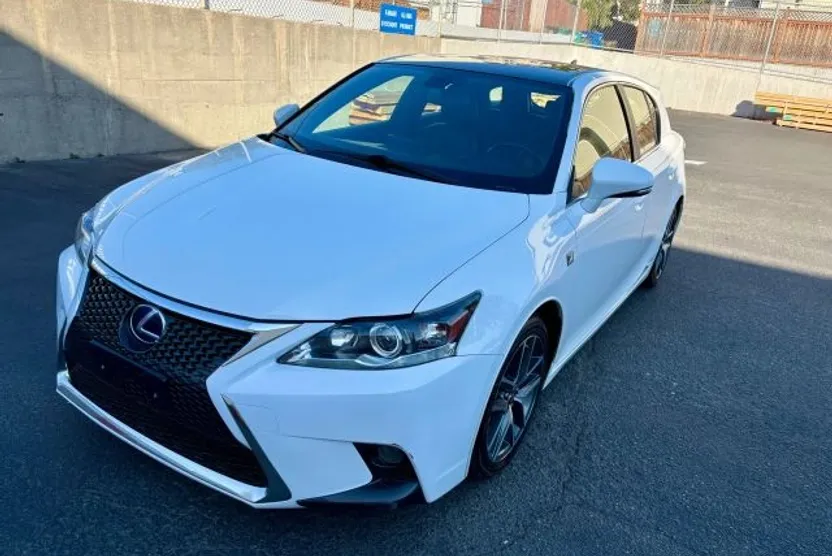 2016 Lexus CT 200h photo 1