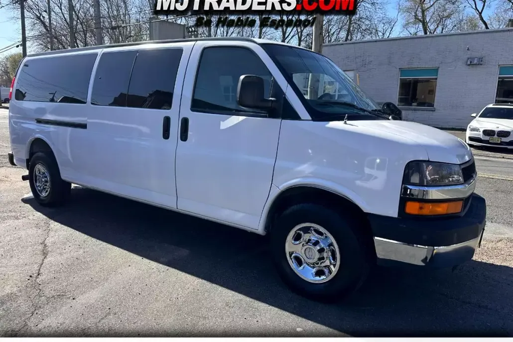 2008 Chevrolet Express LS 3500 photo 1