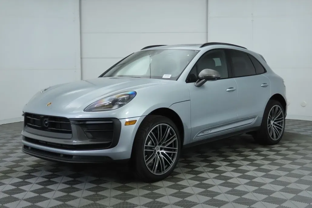 2025 Porsche Macan T photo 1