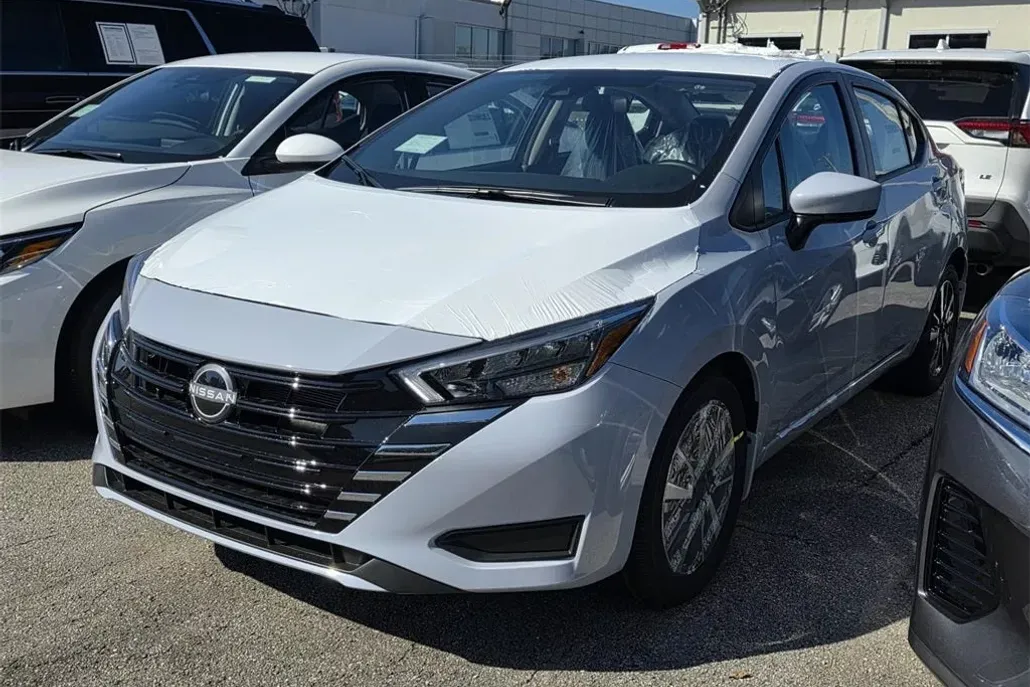 2025 Nissan Versa 1.6 SV photo 1