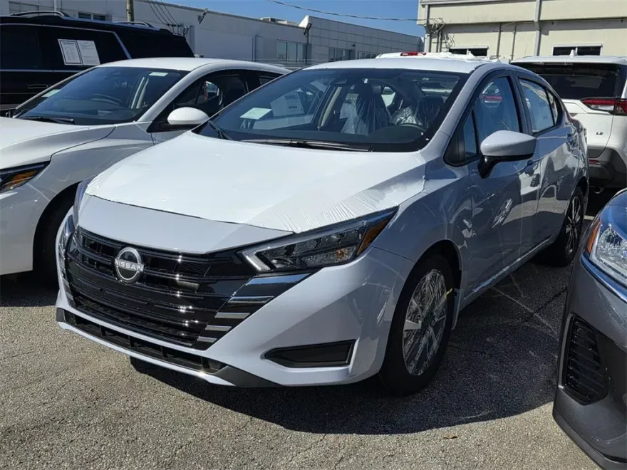 2025 Nissan Versa 1.6 SV photo 1