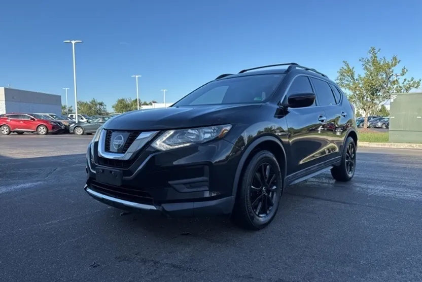 2017 Nissan Rogue SV photo 1