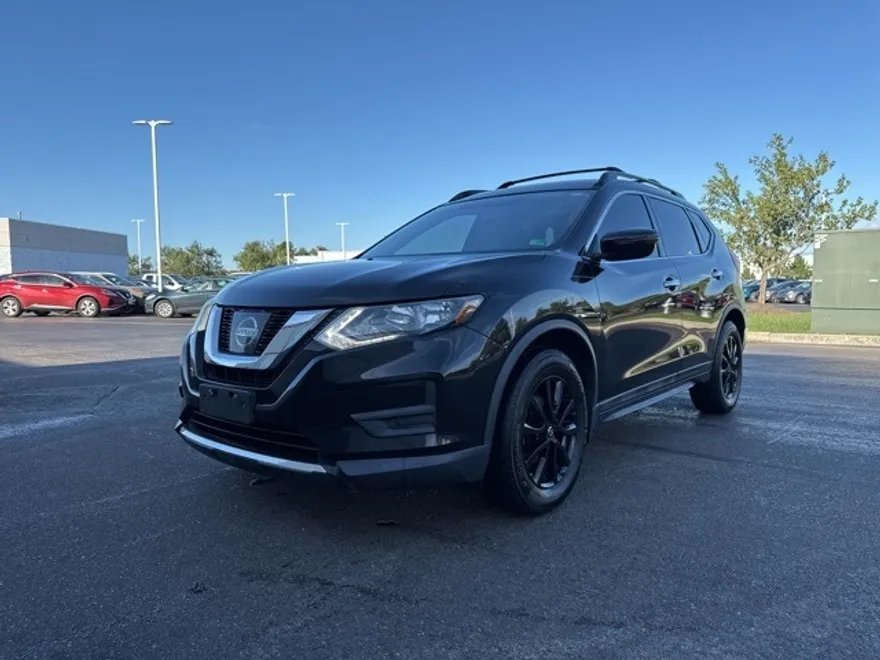2017 Nissan Rogue SV photo 1