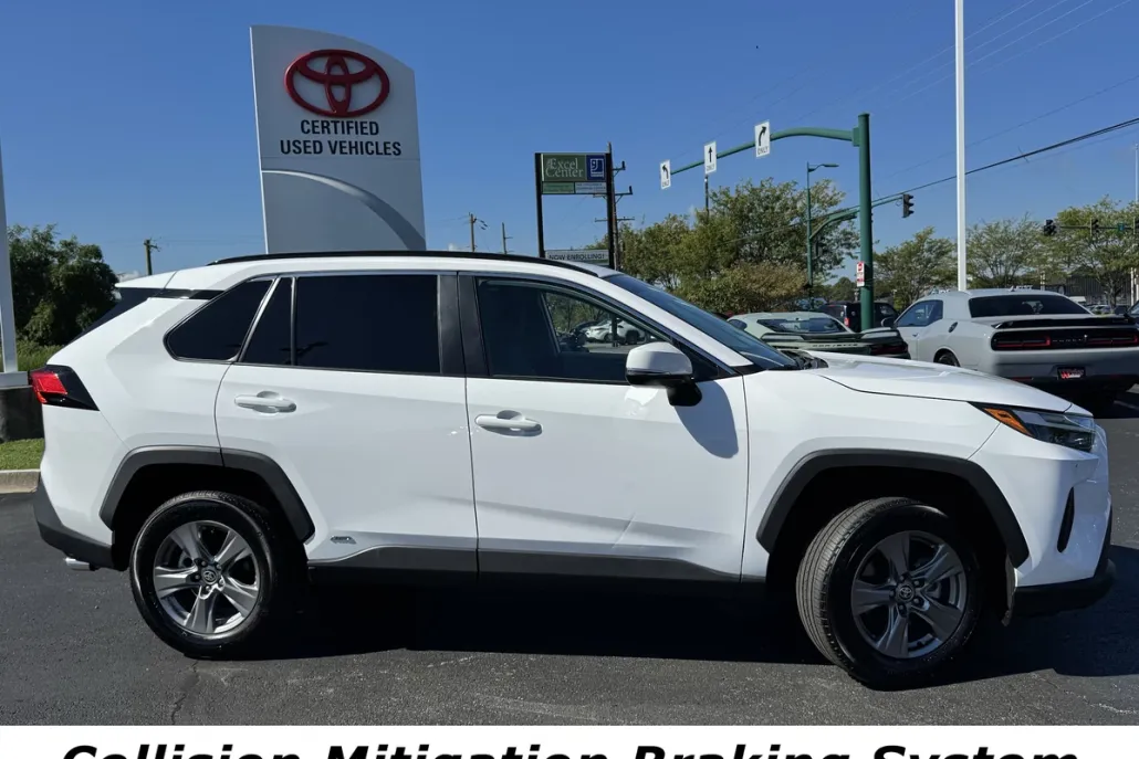 2024 Toyota RAV4 Hybrid XLE photo 1