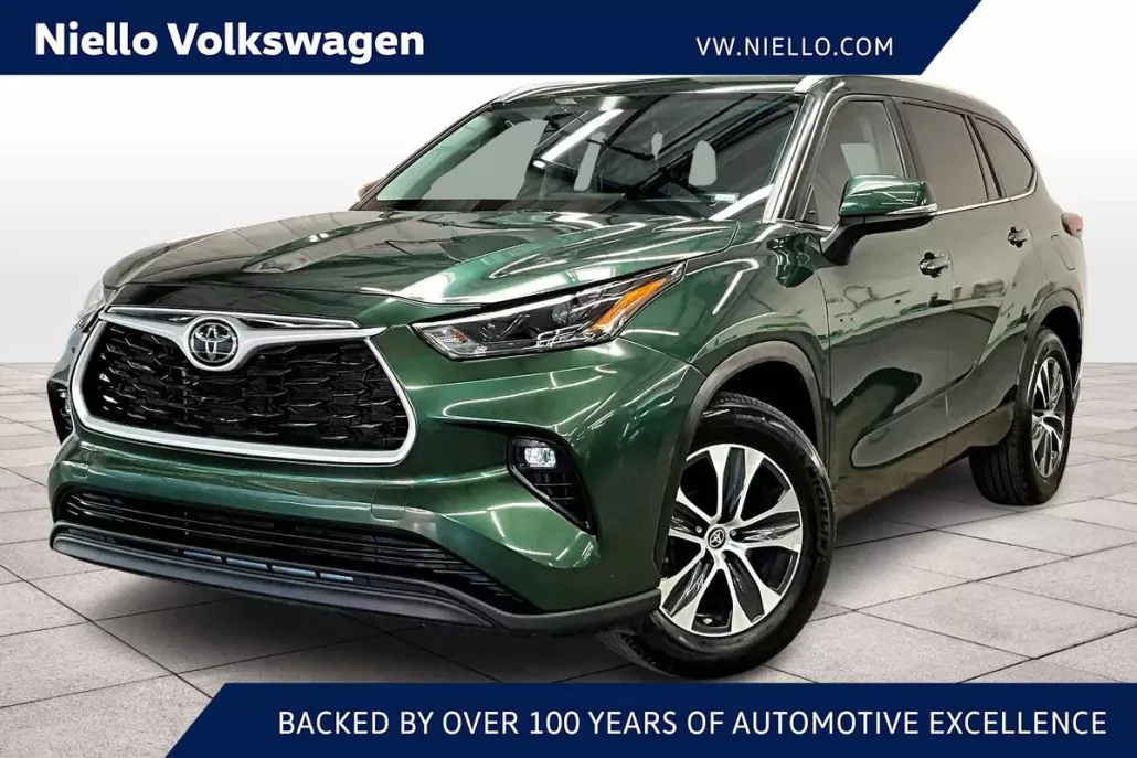 2024 Toyota Highlander LE photo 1