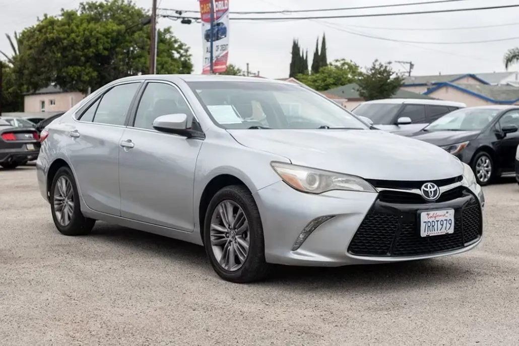 2016 Toyota Camry SE photo 1