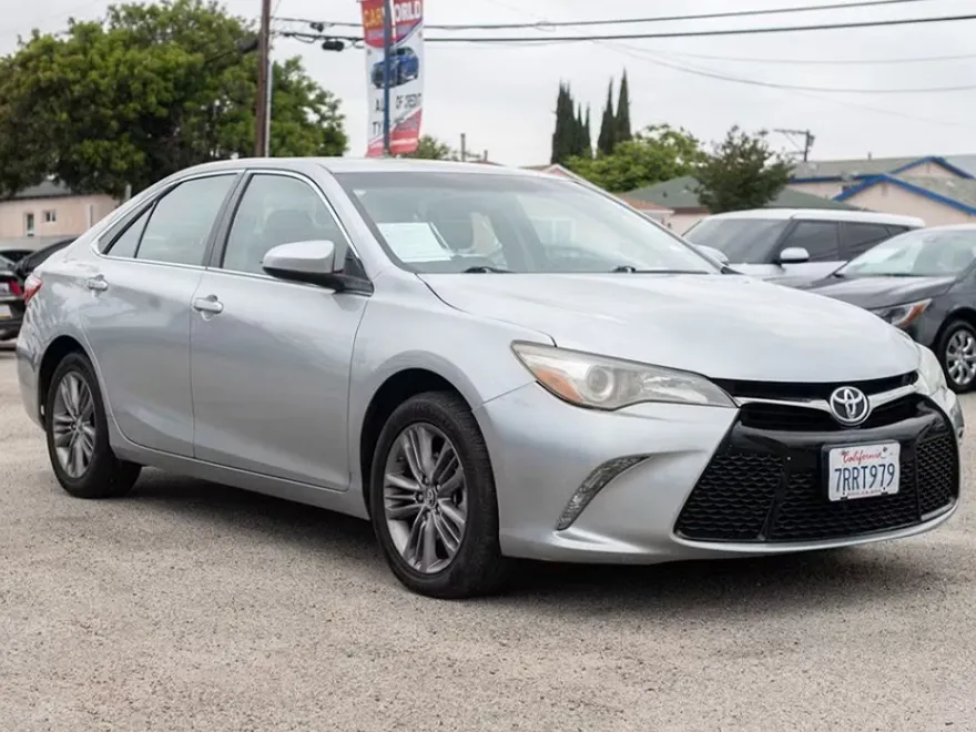 2016 Toyota Camry SE photo 1