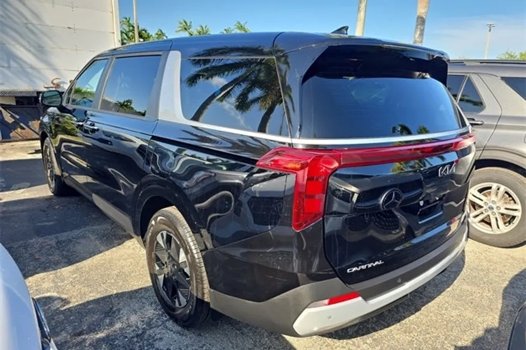 2025 Kia Carnival LXS photo 1