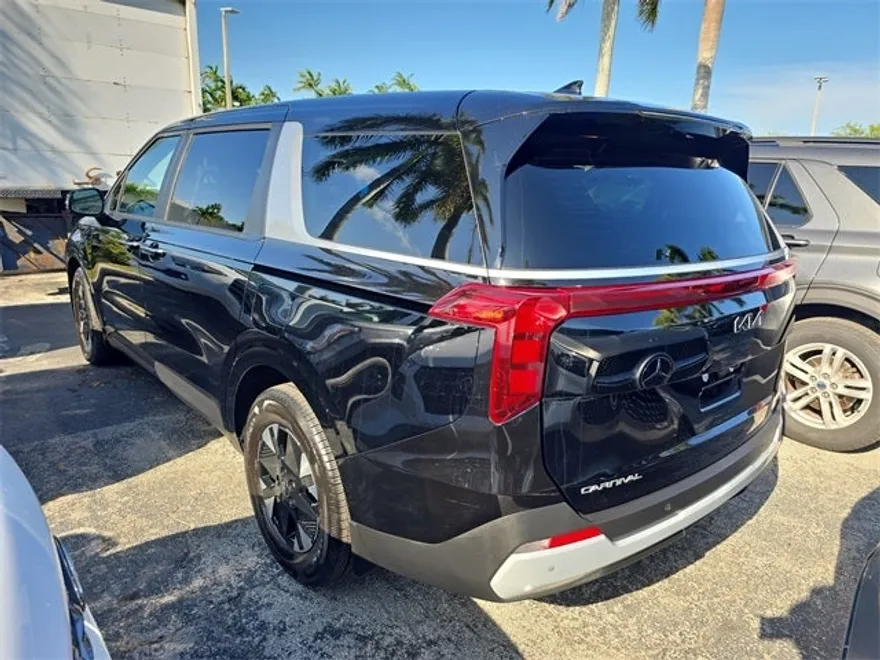 2025 Kia Carnival LXS photo 1