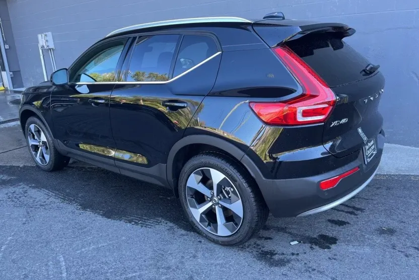 2025 Volvo XC40 Core photo 1