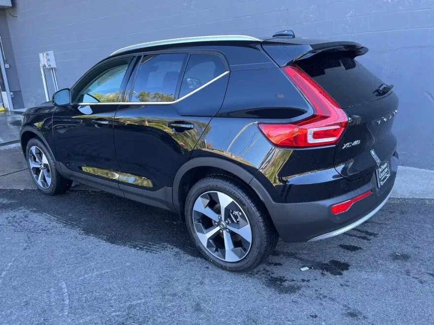 2025 Volvo XC40 Core photo 1