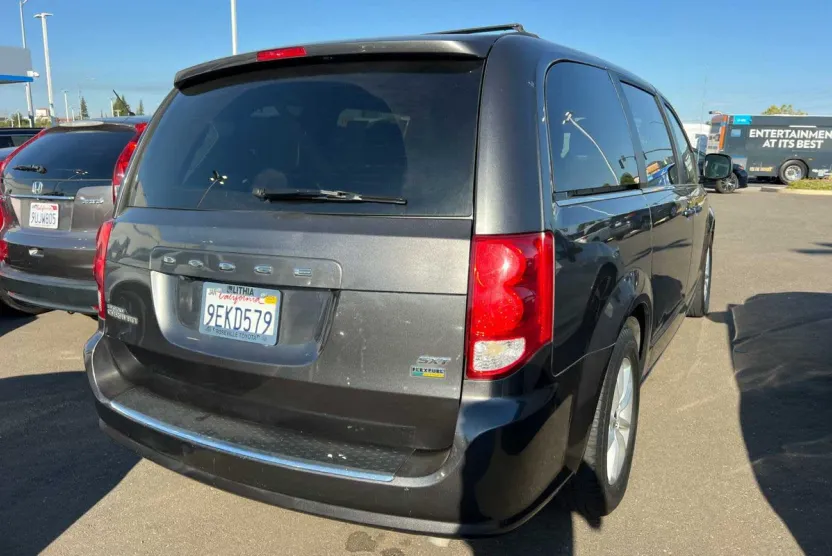 2019 Dodge Grand Caravan SXT photo 1