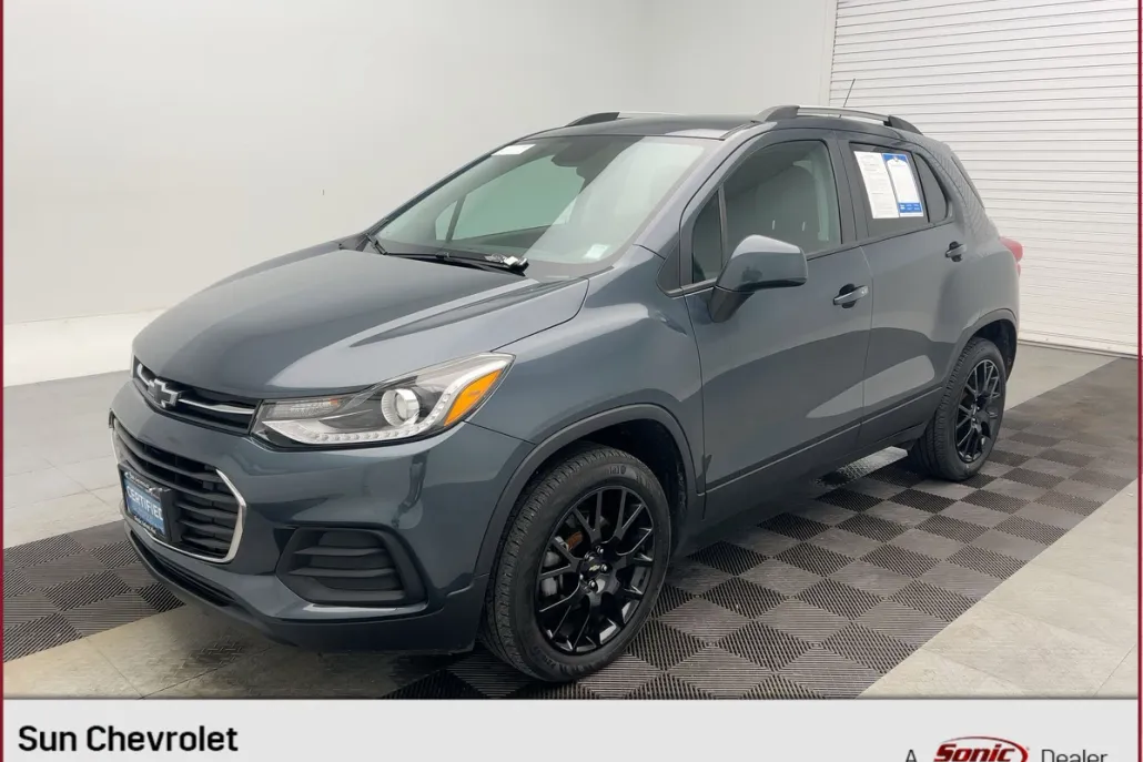 2022 Chevrolet Trax LT photo 1