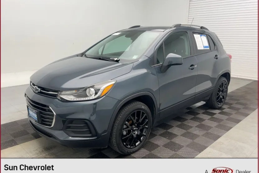 2022 Chevrolet Trax LT photo 1