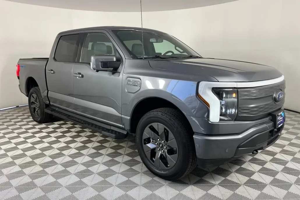2022 Ford F-150 Lightning Lariat photo 1
