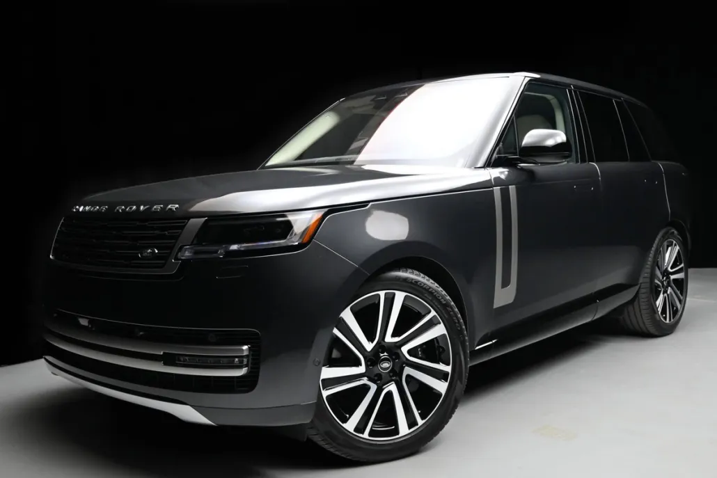 2023 Land Rover Range Rover SE photo 1