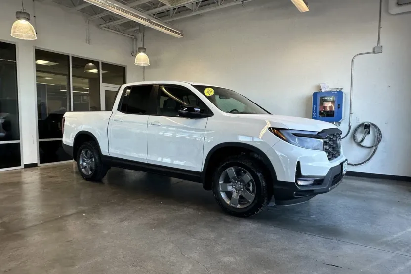 2025 Honda Ridgeline TrailSport photo 1