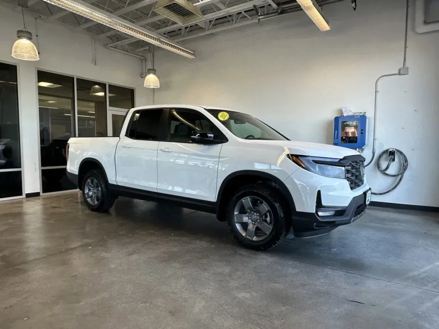 2025 Honda Ridgeline TrailSport photo 1