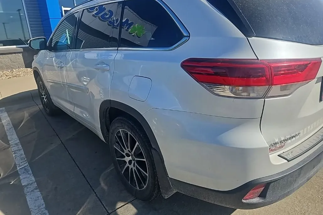 2018 Toyota Highlander SE photo 1