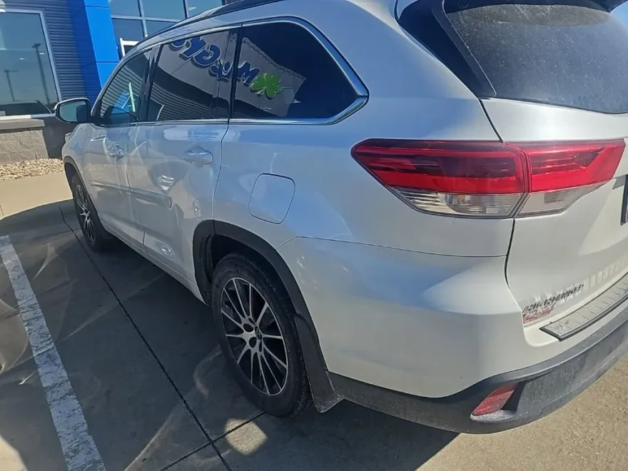 2018 Toyota Highlander SE photo 1