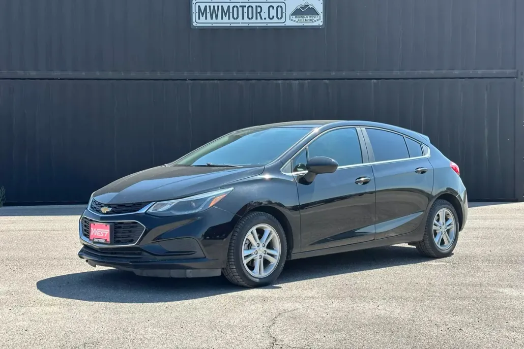 2017 Chevrolet Cruze LT photo 1