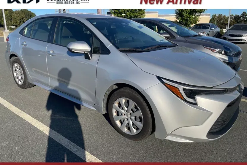 2023 Toyota Corolla LE photo 1
