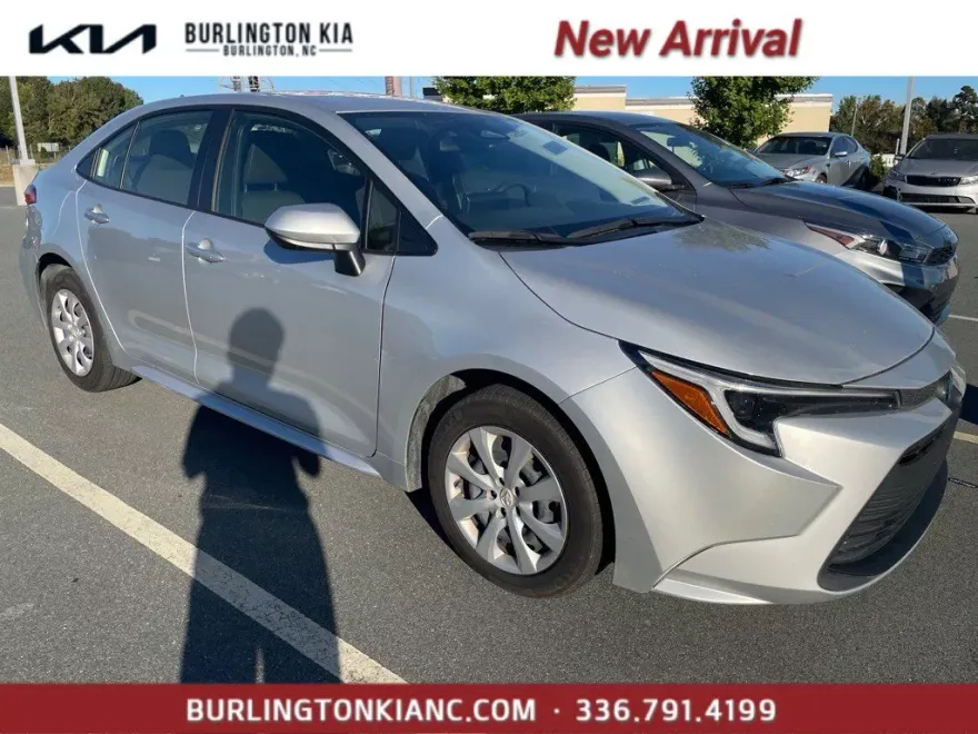 2023 Toyota Corolla LE photo 1