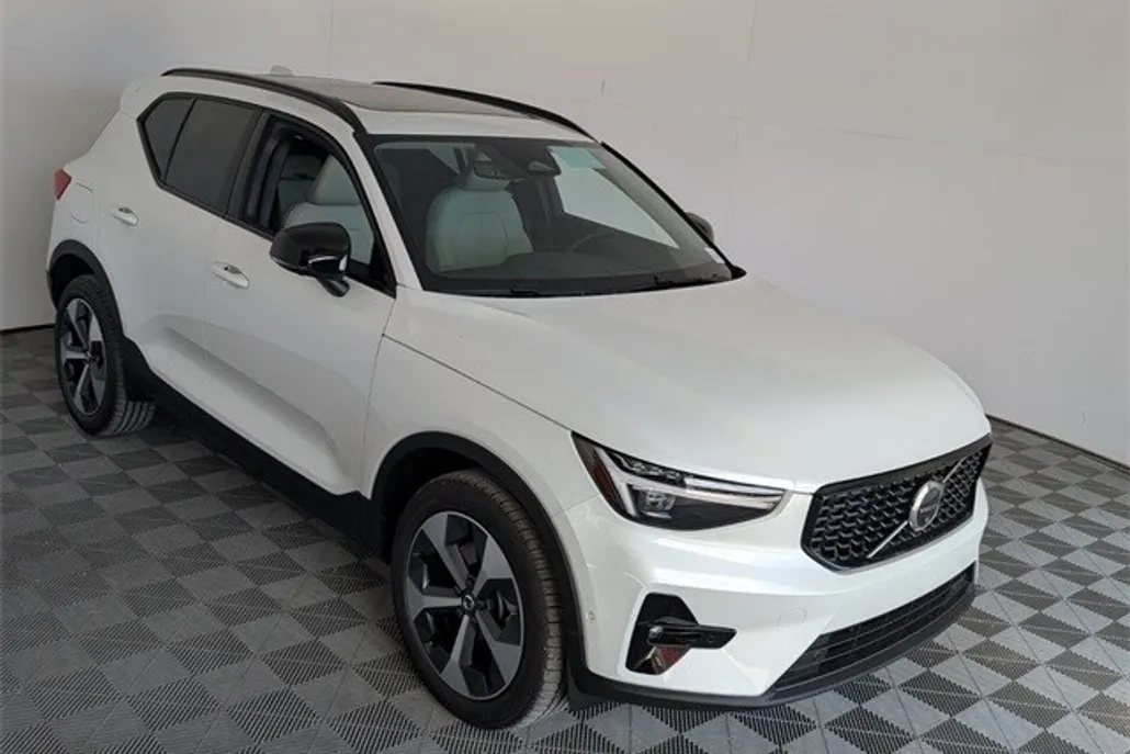 2026 Volvo XC40 Plus photo 1