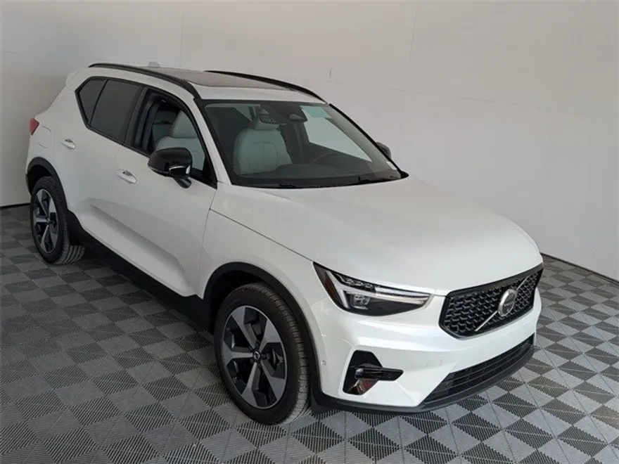 2026 Volvo XC40 Plus photo 1