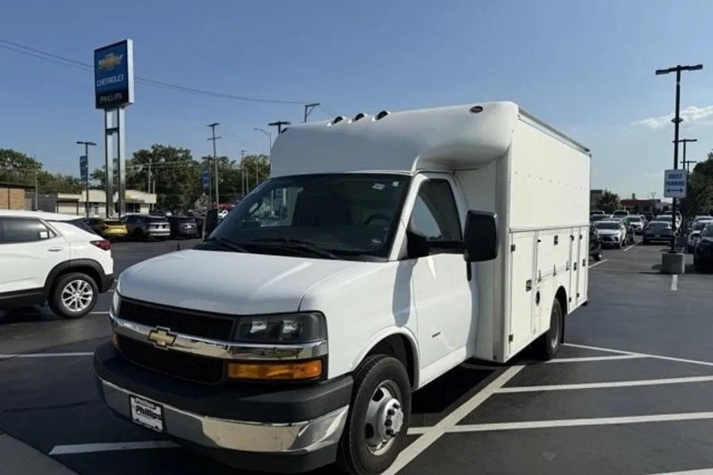 2019 Chevrolet Express 3500 Work Van Cutaway photo 1