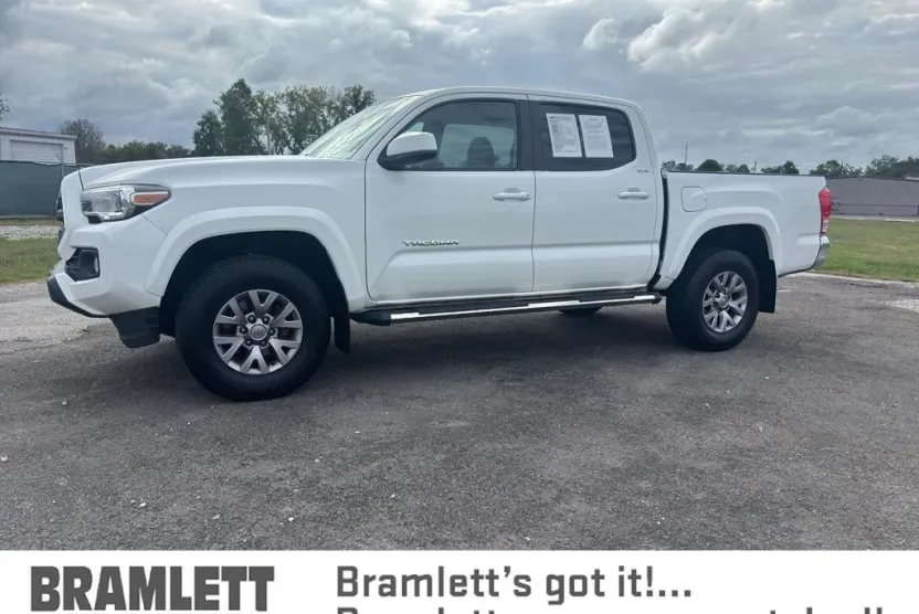 2017 Toyota Tacoma SR5 photo 1