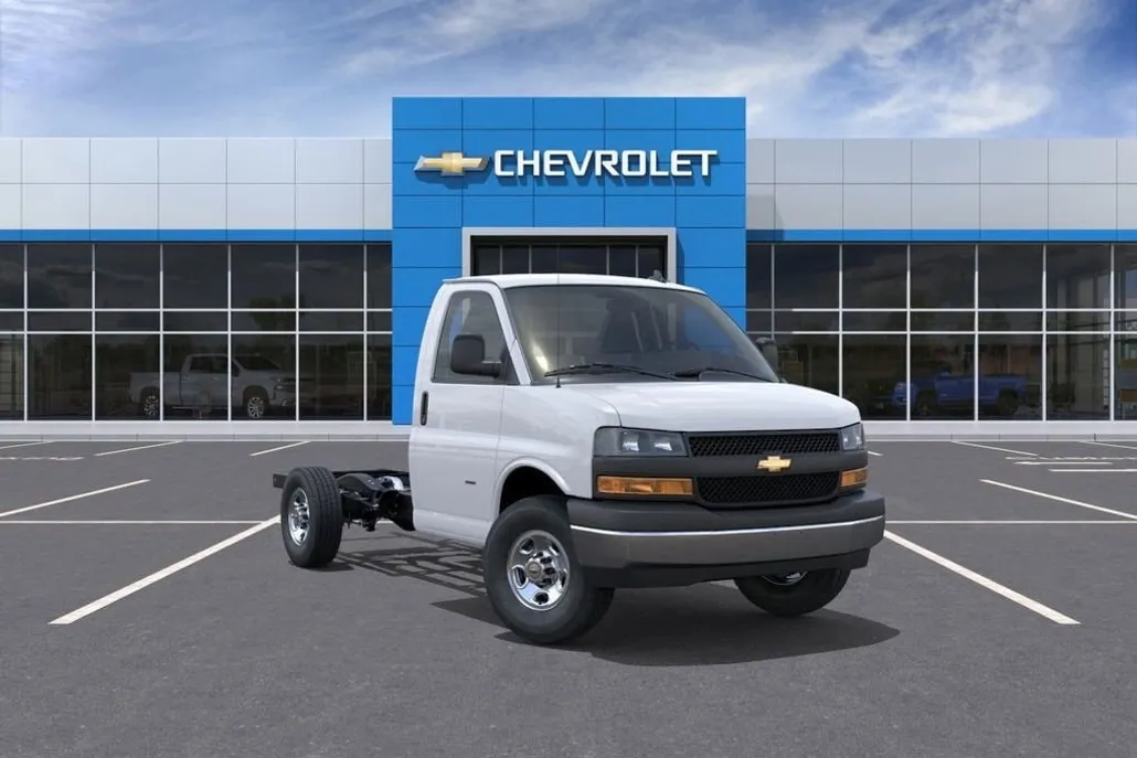 2025 Chevrolet Express Cutaway 3500 photo 1