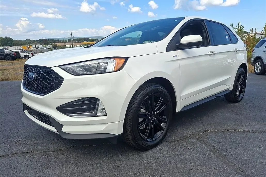 2022 Ford Edge ST photo 1