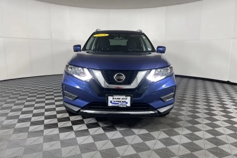 2018 Nissan Rogue SV photo 1