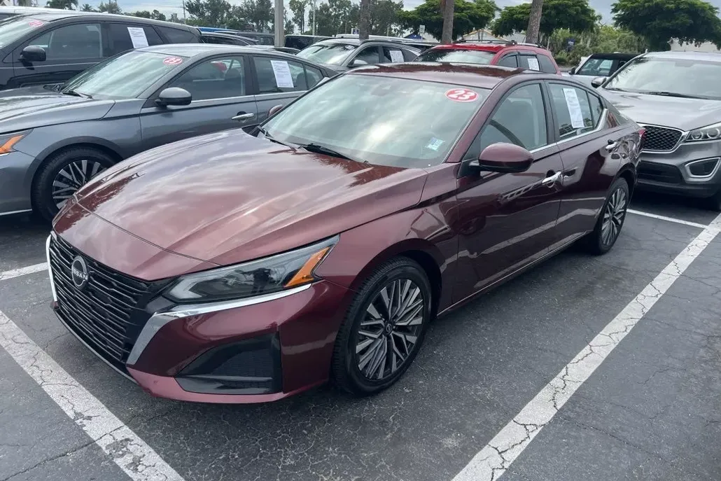 2023 Nissan Altima 2.5 SV photo 1