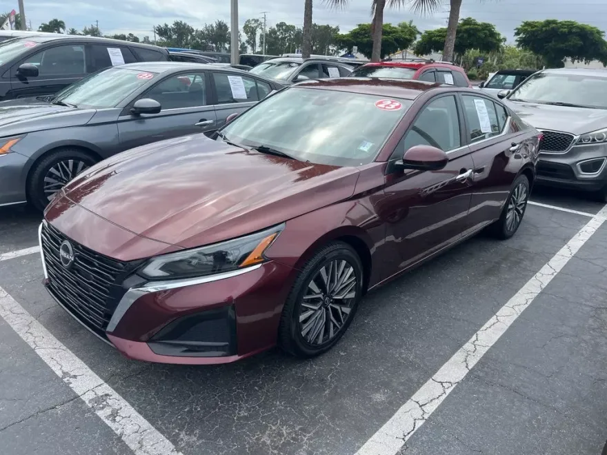 2023 Nissan Altima 2.5 SV photo 1