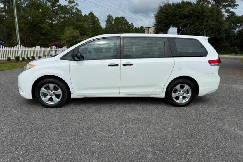 2012 Toyota Sienna Base photo 1