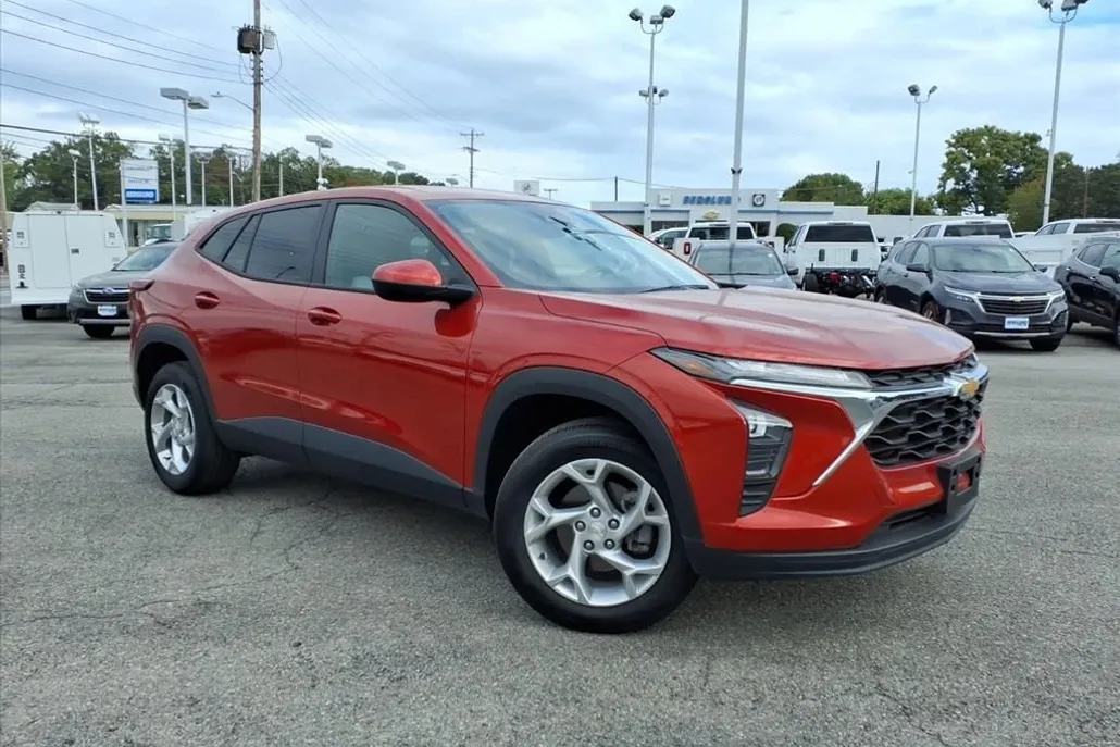2024 Chevrolet Trax LS photo 1