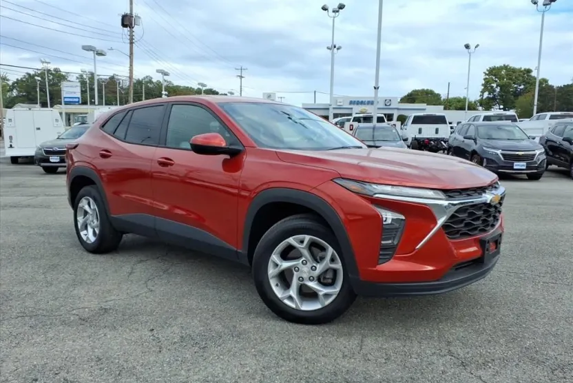 2024 Chevrolet Trax LS photo 1
