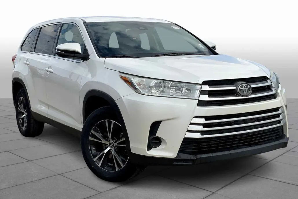 2019 Toyota Highlander LE Plus photo 1