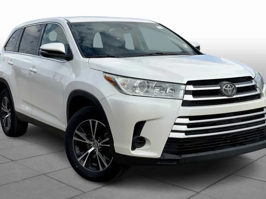 2019 Toyota Highlander LE Plus photo 1