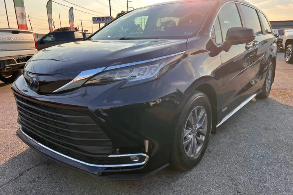 2021 Toyota Sienna XLE photo 1