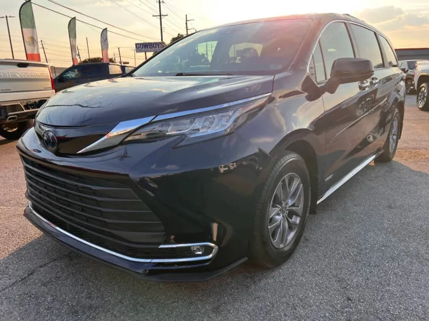 2021 Toyota Sienna XLE photo 1